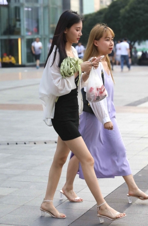 漂亮黑裙妹子