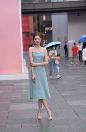 搭讪街拍吊带裙街拍美女