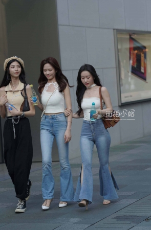 街拍两位超级大长腿喇叭牛仔裤姐妹