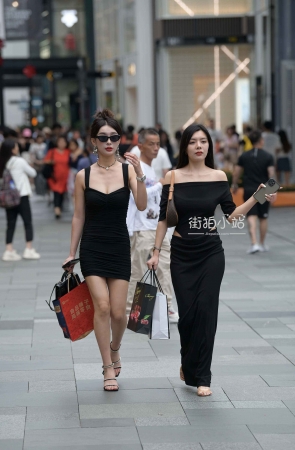 街拍黑色包臀裙美女与闺蜜