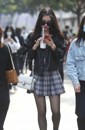 诱惑黑丝街拍短裙妹子