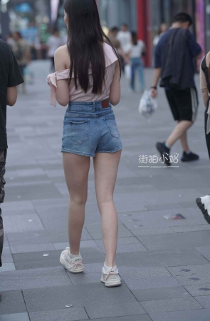 热裤妹子