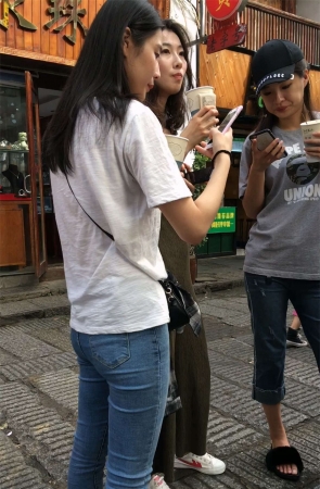 白T恤紧身蓝牛娇小身材可爱美女