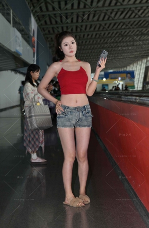 小蛮腰热裤小姐姐