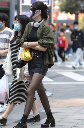 街拍黑丝短裙妹子