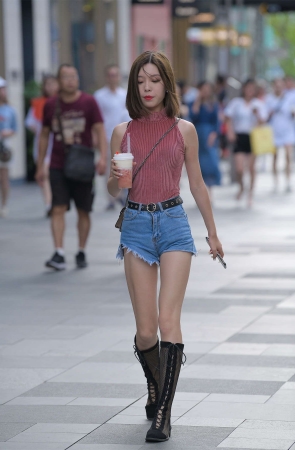 青春靓丽网靴短裤