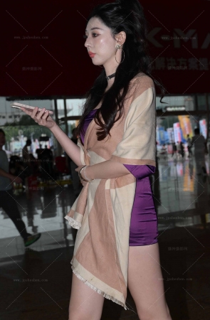 241018-39=105√这大白腿，真想抱着啃【套图➕视频】 15P