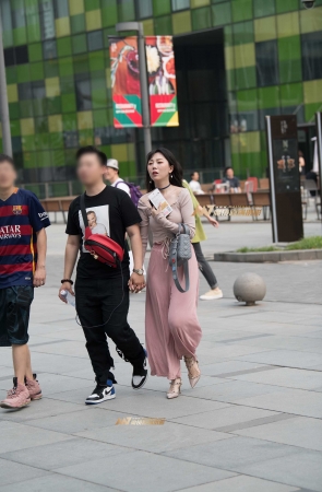 丰满、圆润、性感橙色贴身紧身裤美女
