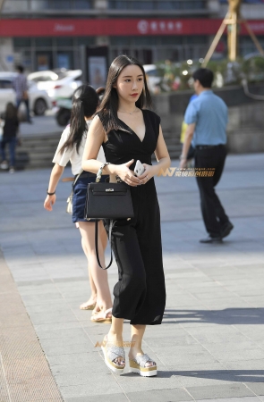 含情脉脉的黑衣美女