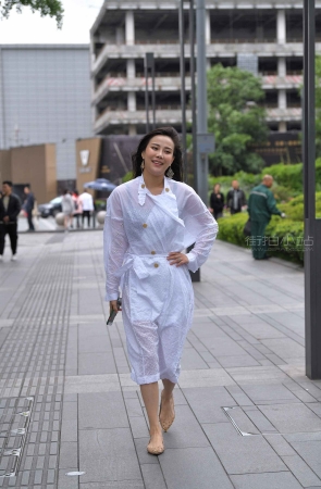 白裙美女