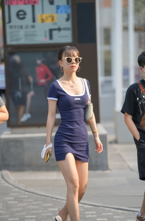 蓝色连体包臀裙妹子