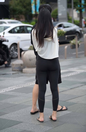 黑色紧身裤美丽女友