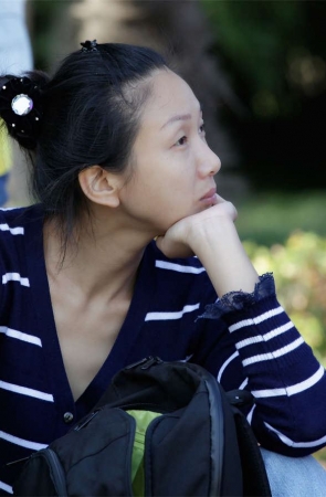 No590 短丝少妇，若有所思