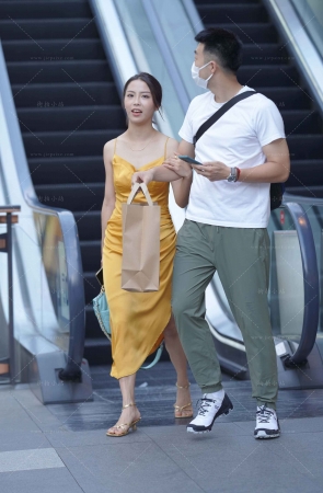 街拍金色吊带裙朲槭