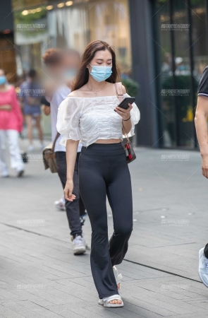 紧身喇叭裤 很显身材呢