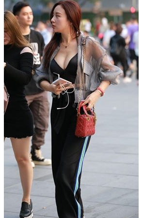 性感的低胸美女(15P)