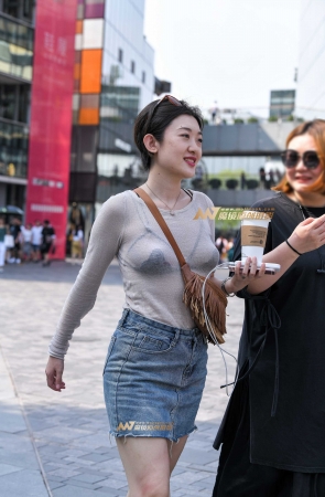 上身透视装美女