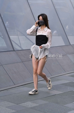 打电话的妞有点小惊喜