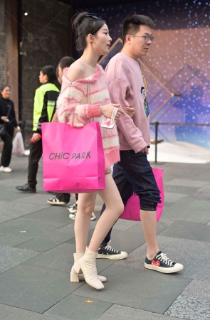 陪时尚女友逛街