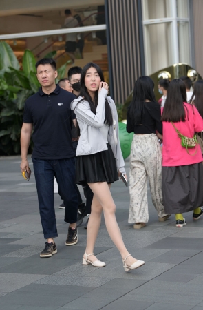 23527-19=54√街拍肉色丝袜，长腿清新女生