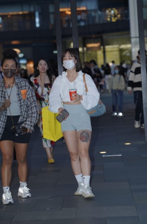 搭讪白皙美腿女孩