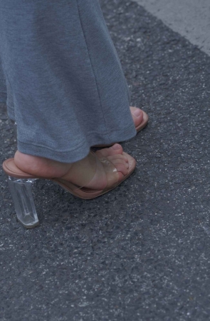 街拍灰色吊带长裙美眉