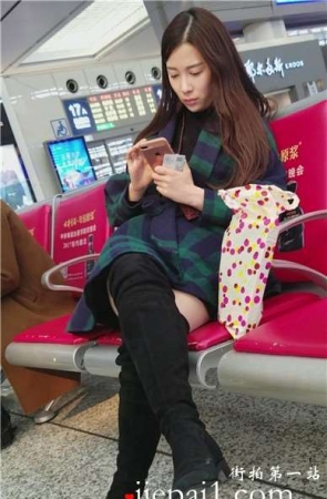 4k-高铁站候车室拍摄美腿肉丝袜长筒靴美女姐姐