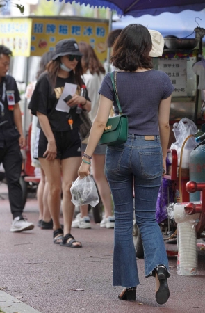 小姐姐随意的打扮 看着却很舒适