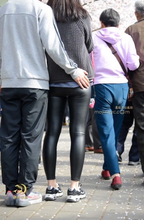 赏花的黑皮裤妹子----（12P）