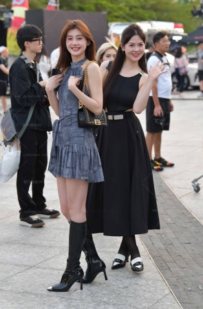 23416-70=79√长腿长靴气质美俩闺蜜 13P