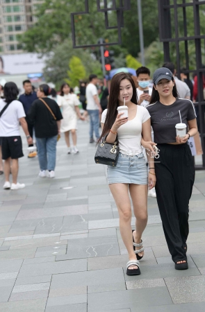 抓拍牛仔短裙小仙女