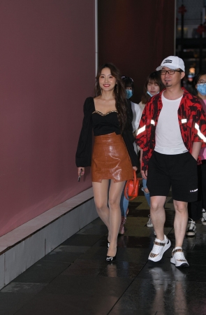 很开心的肉丝高腰皮裙小姐姐