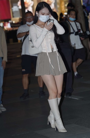 长靴短裙