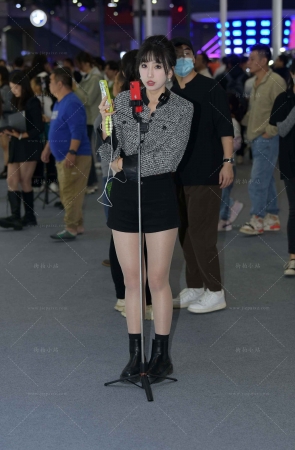 在直播的小姐姐