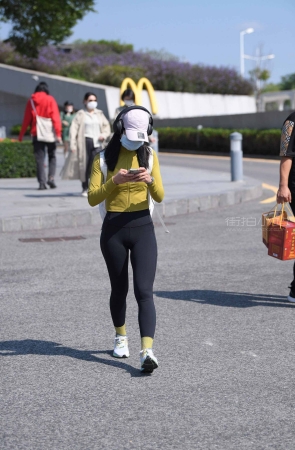 街拍黑色瑜伽裤女孩