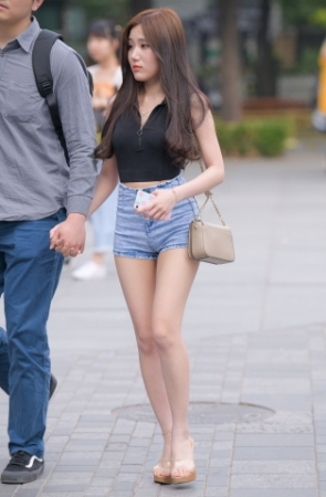 高跟热裤美女
