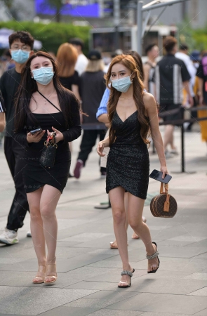 性感低胸吊带裙美女拍照打卡