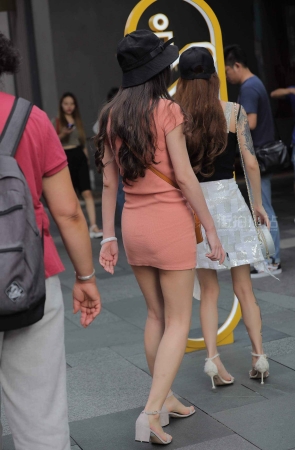 街拍橙色包臀裙气质美女
