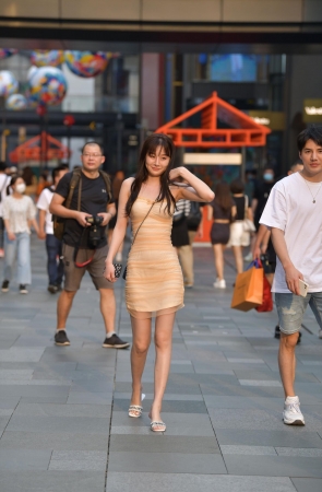 甜美小酒窝美女