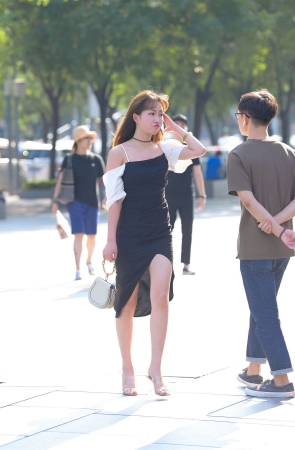 漂亮的黑色长裙美女