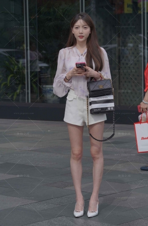 搭讪美腿甜妹