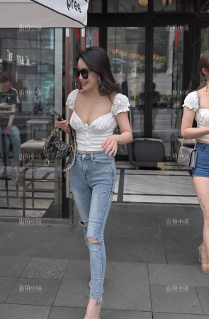 低胸性感美女