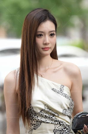 24726-1=193√白皙美腿凉拖美女【套图➕视频】 18P