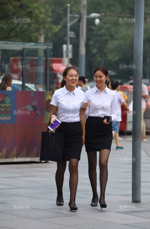 街拍黑丝美女姐妹