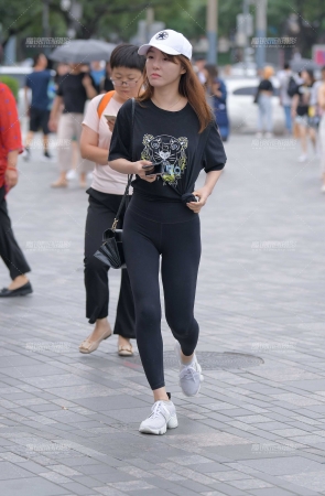 黑色紧身裤美女