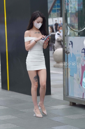 街拍露肩白短裙小姐姐