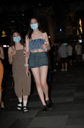 街拍牛仔短裙美腿美女
