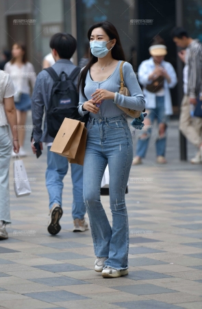 &逛街牛仔裤苗条美女