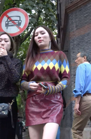 酒红色皮裙性感美腿高跟美女