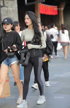 束腰美眉